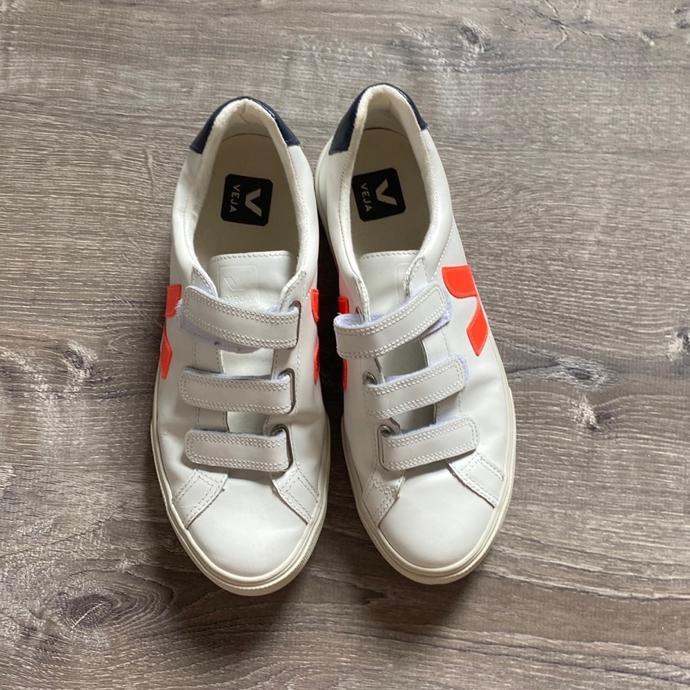 Veja like new velcro great condition